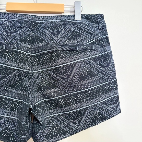 3/$10⚡️American Eagle Black & White Patterned Midi Length Shorts 5” Inseam - Picture 11 of 14